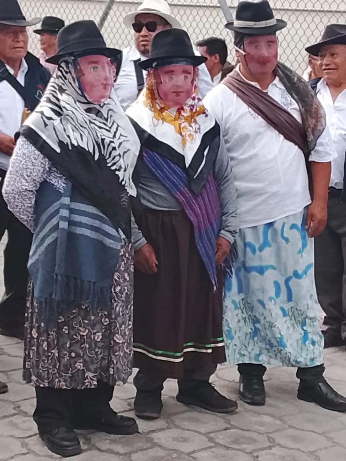 Las Chinas con máscaras, sombreros y mantas tradicionales durante las fiestas de San Pedro.