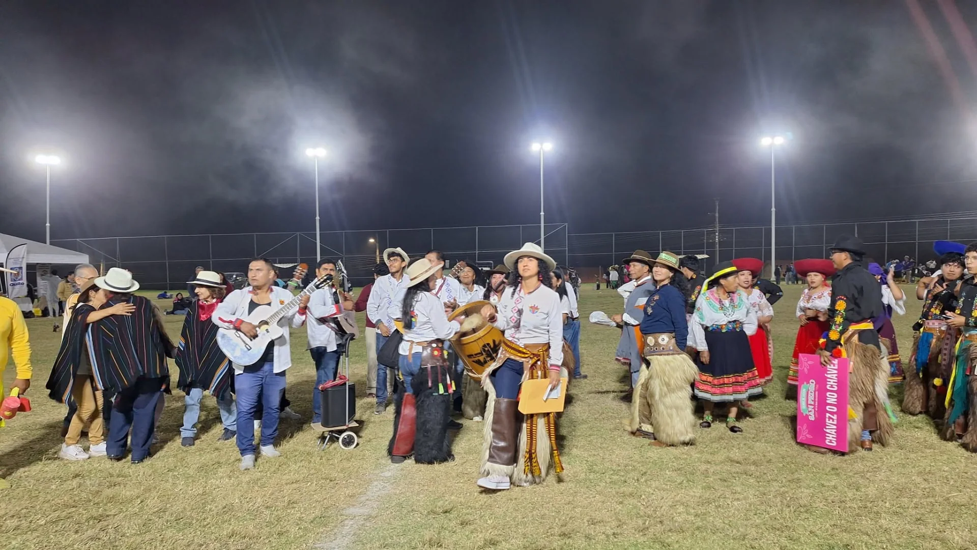 Músicos y personajes festivos de Chávez o no Chávez en el estadio de Chavezpamba durante el encuentro del 29 de agosto.
