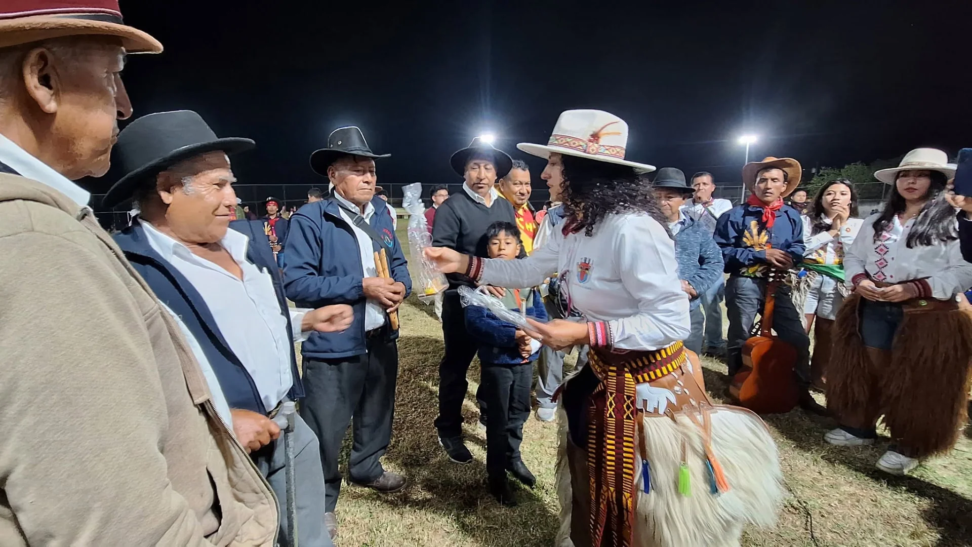 Integrantes de Chávez o no Chávez comparten con los dulzaineros de Chavezpamba en el estadio.