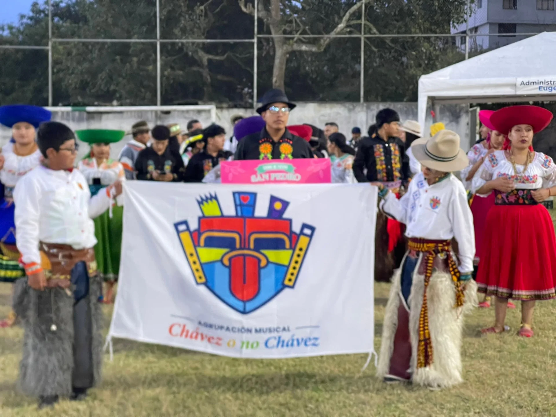 Participantes del encuentro del 29 de agosto sostienen la bandera de Chávez o no Chávez en el estadio.